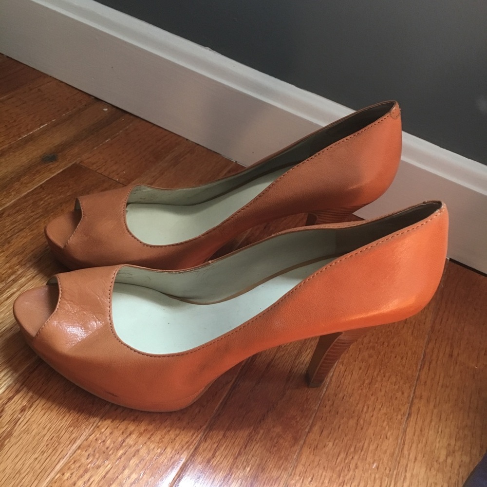 Lightly worn Nine West women’s peep-toe pump